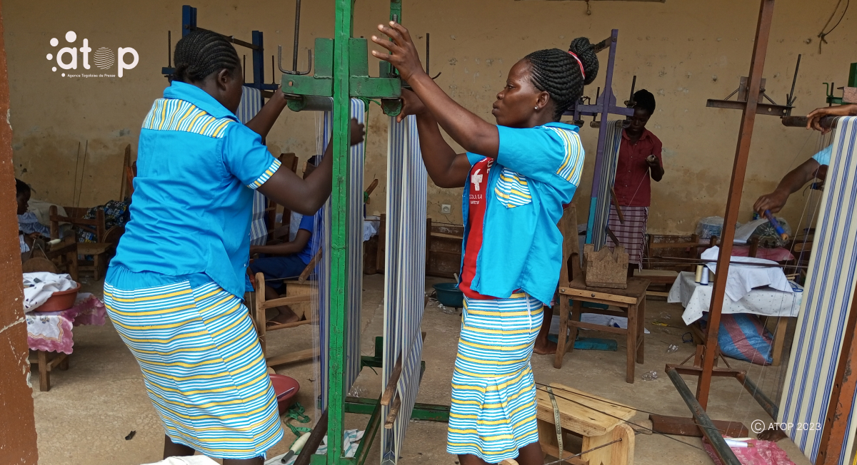 Atop.tg 30 apprenties tisserandes soumises a un examen essaie en tissage de pagne traditionnel