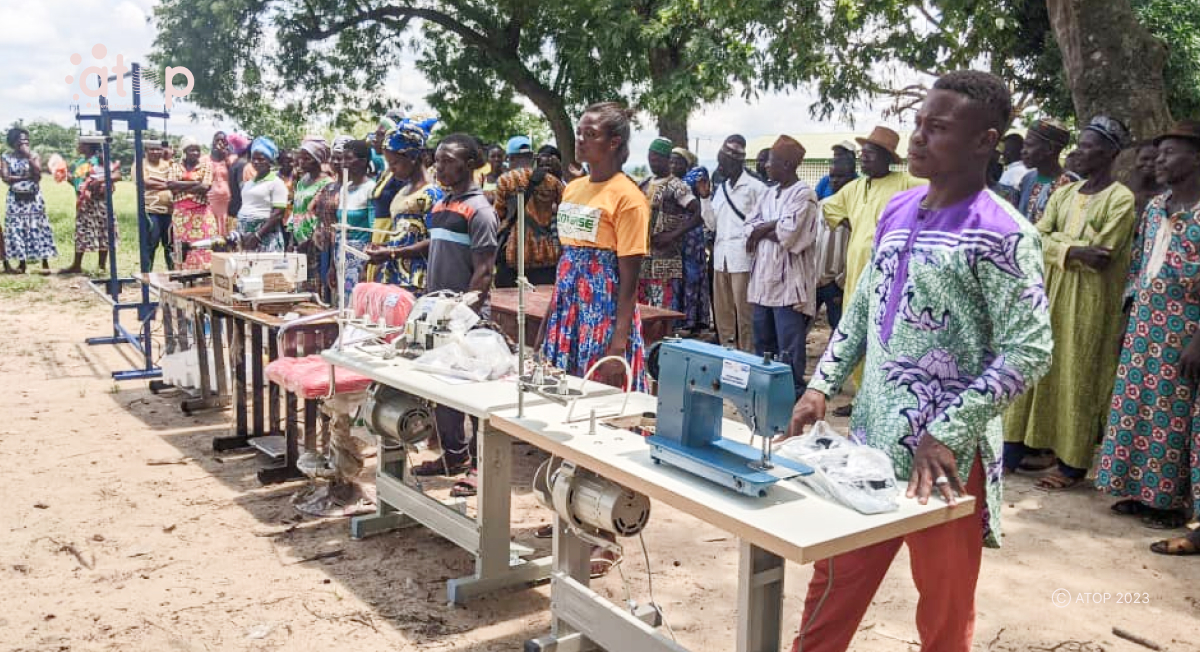 Atop.tg Des kits datelier remis a 09 patrons et patronnes du canton de Kazaboua
