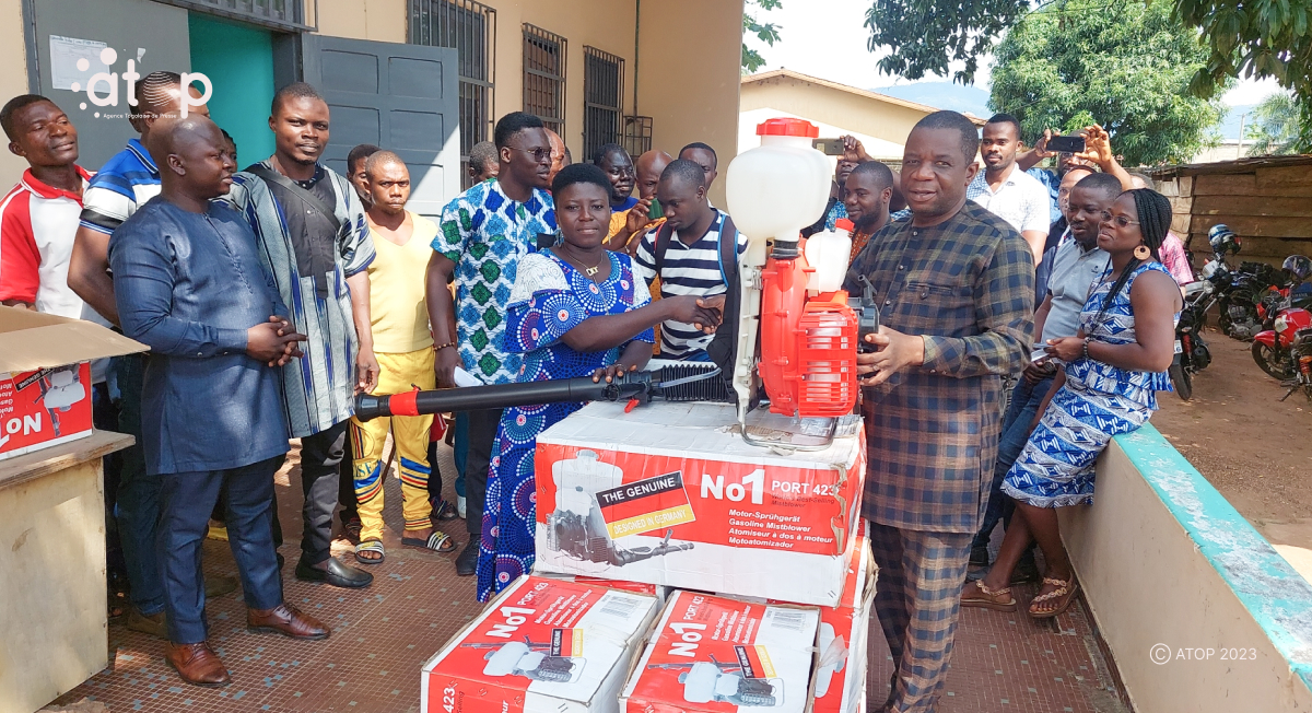 Atop.tg Des societes de cooperatives beneficient des atomiseurs agricoles