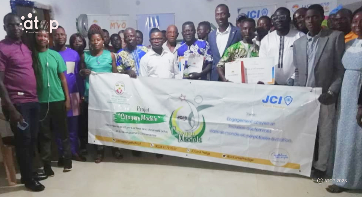 Atop.tg La JCI Lome Prestige prime M. Otchotcho Etta et Mme Menyatsa Malekpo a Amou oblo