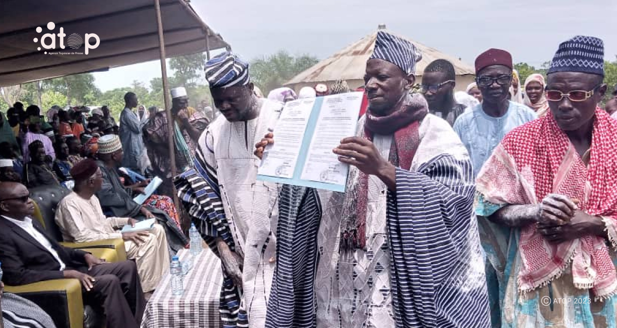 Tchaoudjo/ Chefferie traditionnelle : Le nouveau chef du village de Kpakparakpadè intronisé 1 Atop.tg Le nouveau chef du village de Kpakparakpade intronise