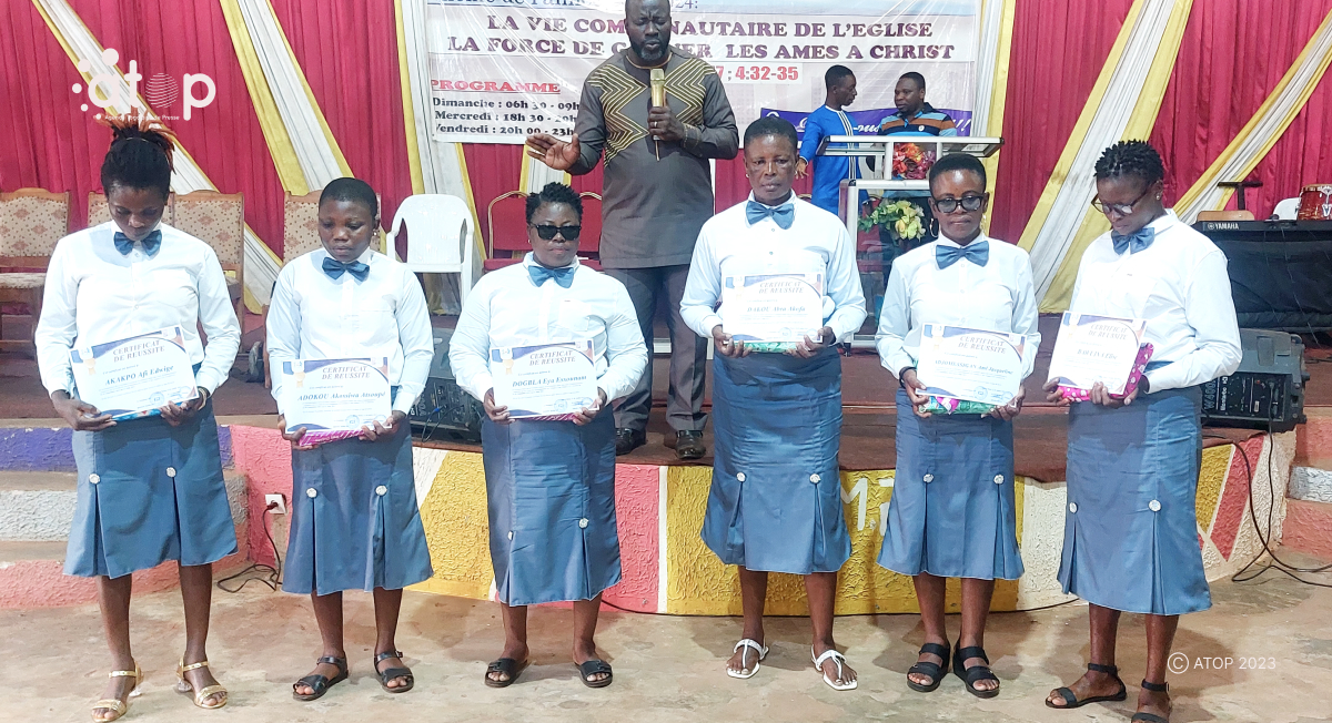Atop.tg des neo alphabetes recoivent leur attestation