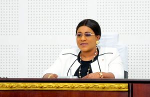 La presidente Tsegan sadressant aux parlementaires