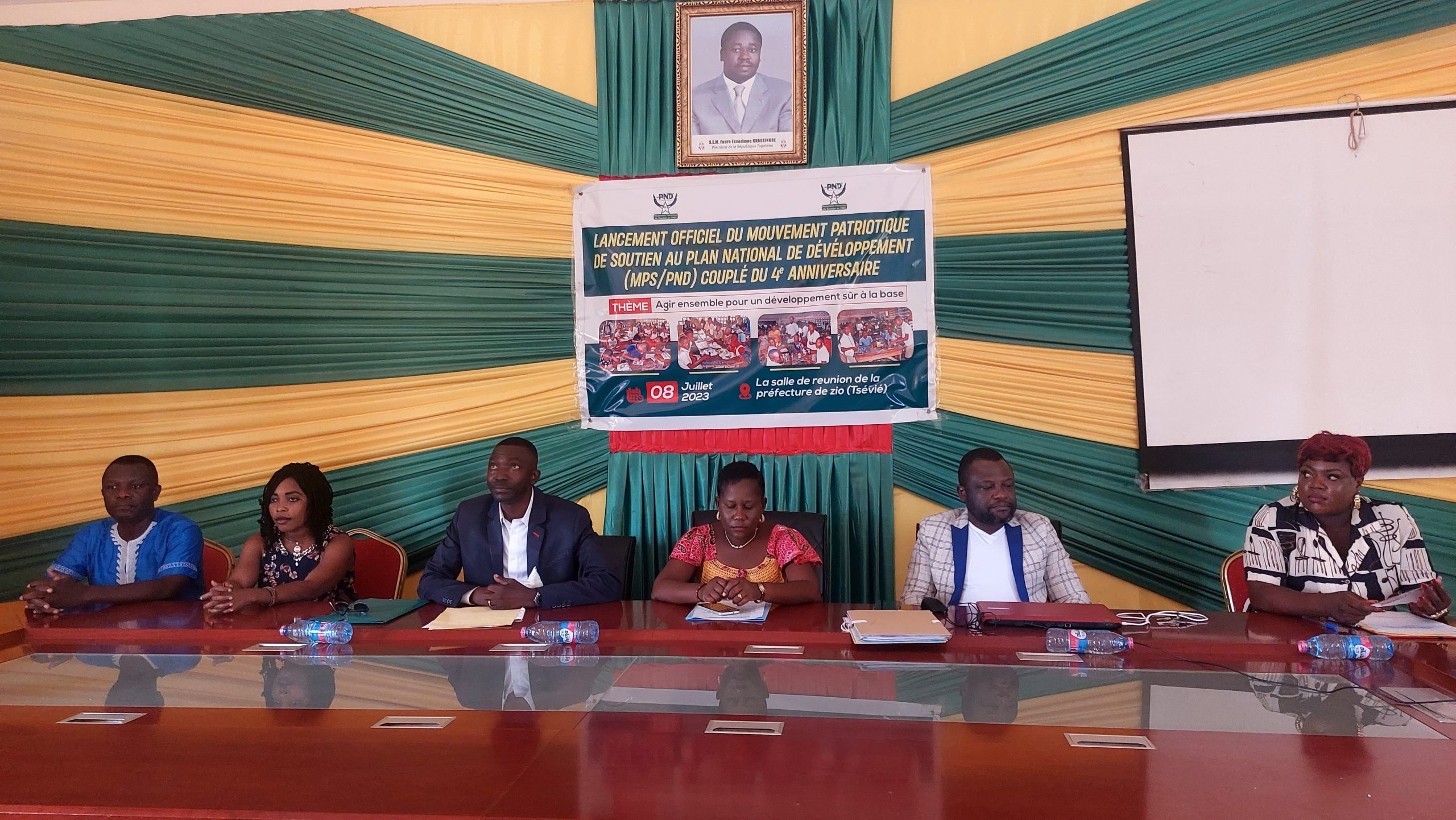 Les membres du bureau a la table dhonneur min scaled