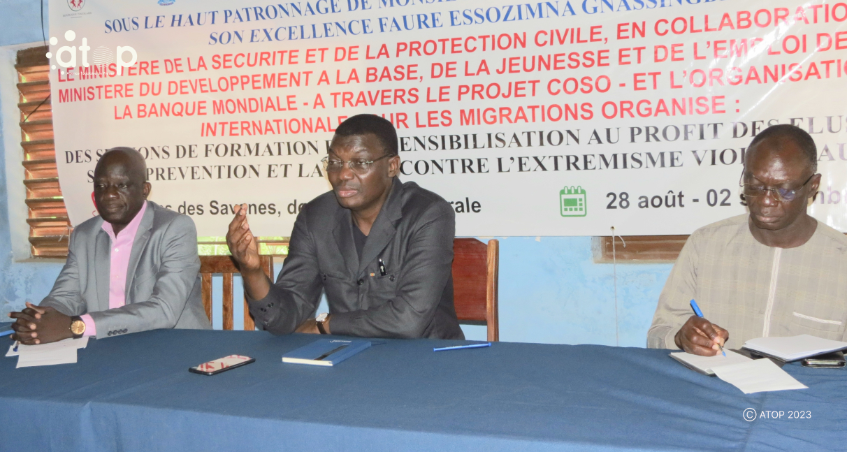 5 Le ministre Yark Damehane au milieu ouvrant les travaux de la formation