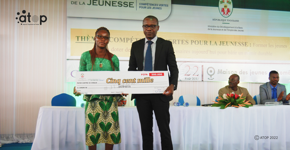 Atop.tg la remise des cheques de subvention et une conference debat marquent levenement a Lome 1