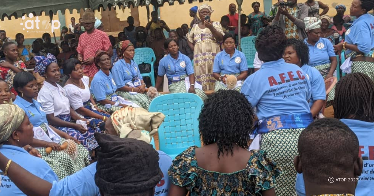 Atop.tg Lassociation feminine Noviwowo se presente a la population dAdetikope