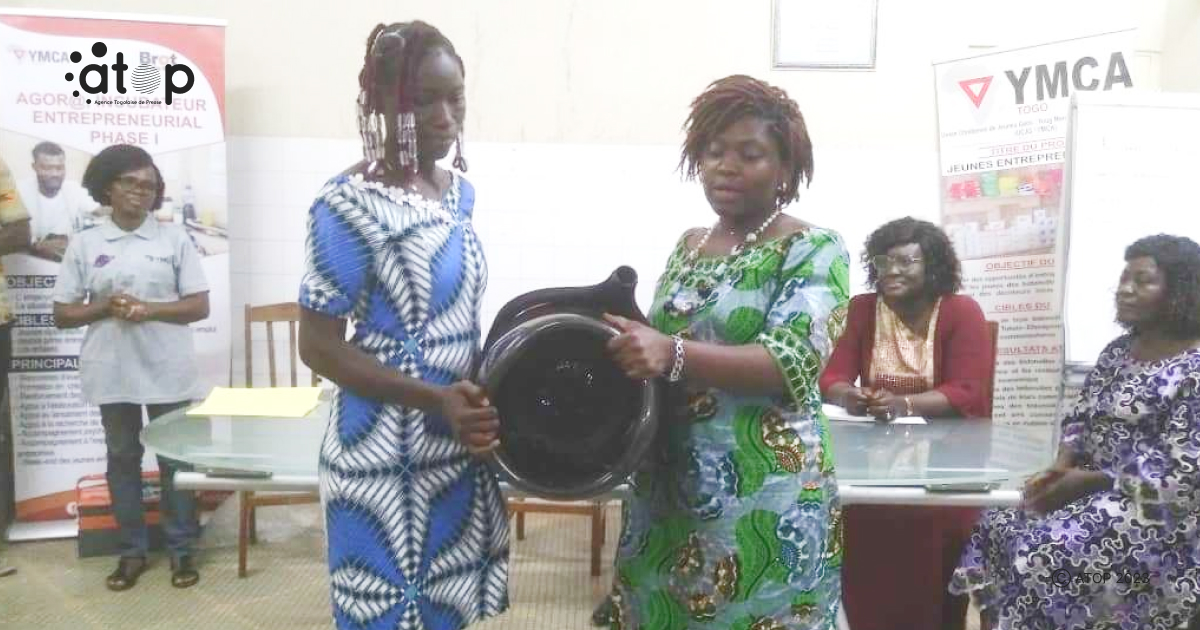 Atop.tg UCJG offre des kits de materiel a ses jeunes