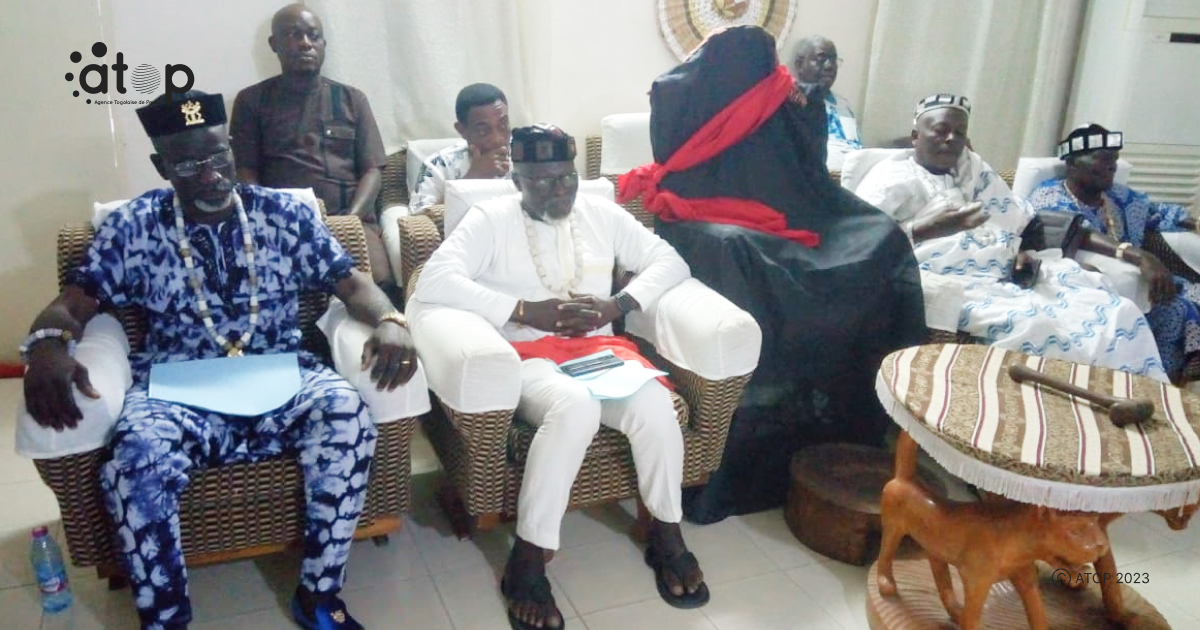 Lacs/chefferie traditionnelle : le régent du trône royal de Glidji appelle le peuple Guin-mina a la réconciliation 1 Atop.tg le regent du trone royal de Glidji appelle le peuple Guin mina a la reconciliation