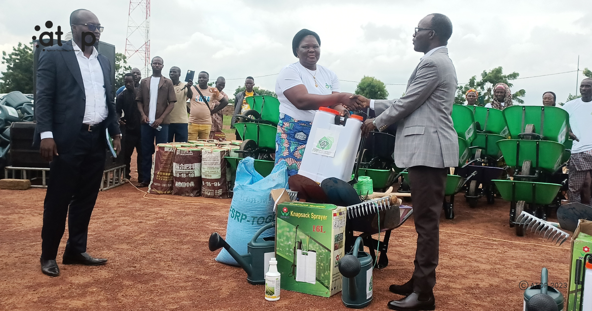 Tone /agriculture : l’opération de distribution de kit de travail aux agriculteurs et maraichers lancée 1 Atop.tg loperation de distribution de kit de travail aux agriculteurs et maraichers lancee