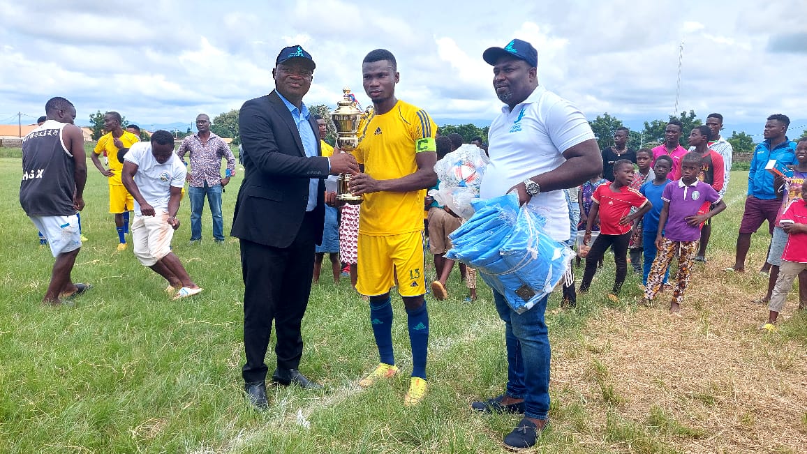 Le capitaine de CFC Kumawu recevant le trophee