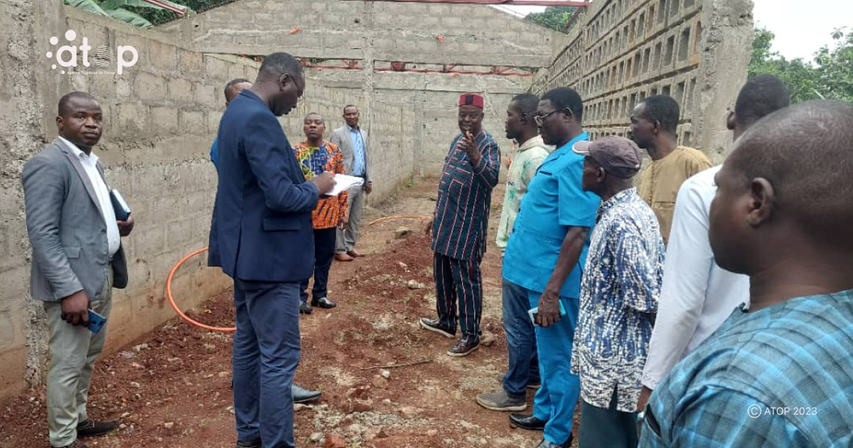 Le minstre et sa delegation sur le site