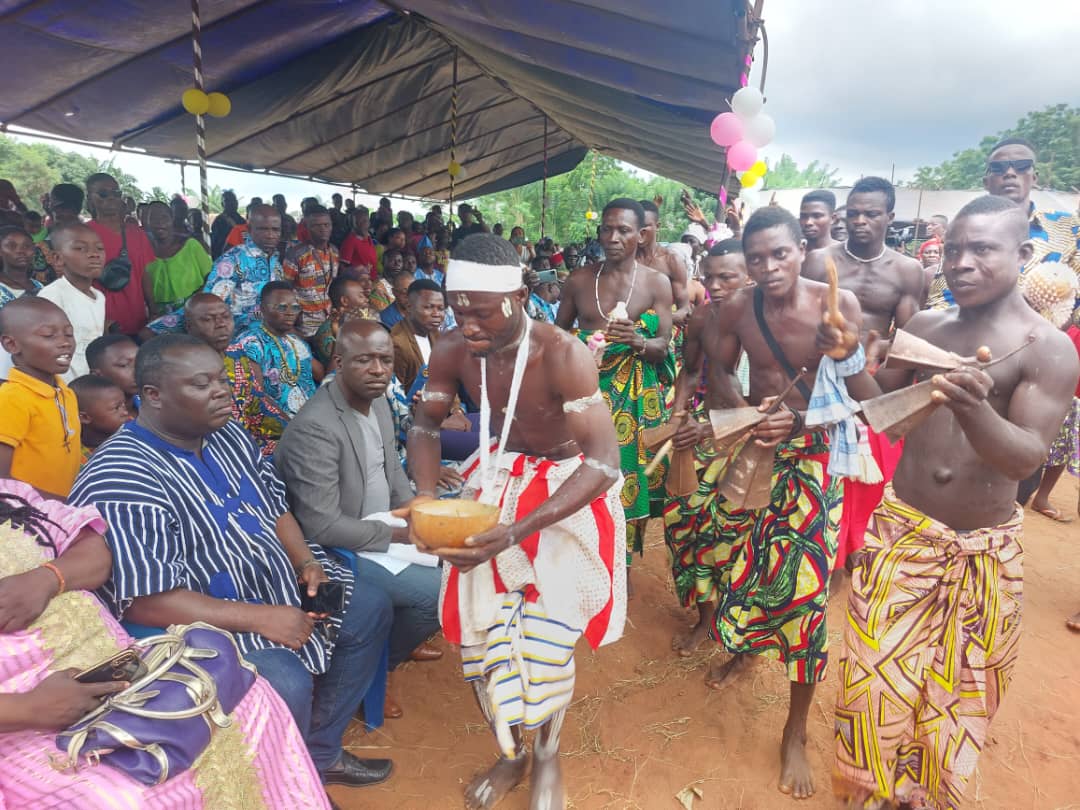 Une danse des adeptes de vodou en presence des autorites