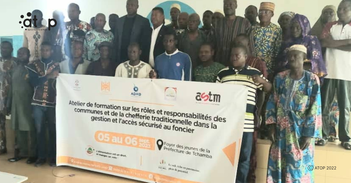 12 Officiels et participants ensemble