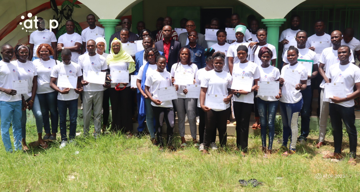 5 Les beneficiaires attestations en main ont pose avec les officiels et les formateurs