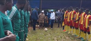 Le ministre Lamadokou donne le coup d’envoi de la finale. 