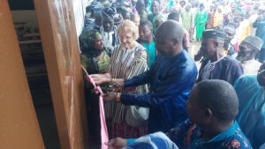 Coupure du ruban symbolique par le maire de la commune Tchamba 1