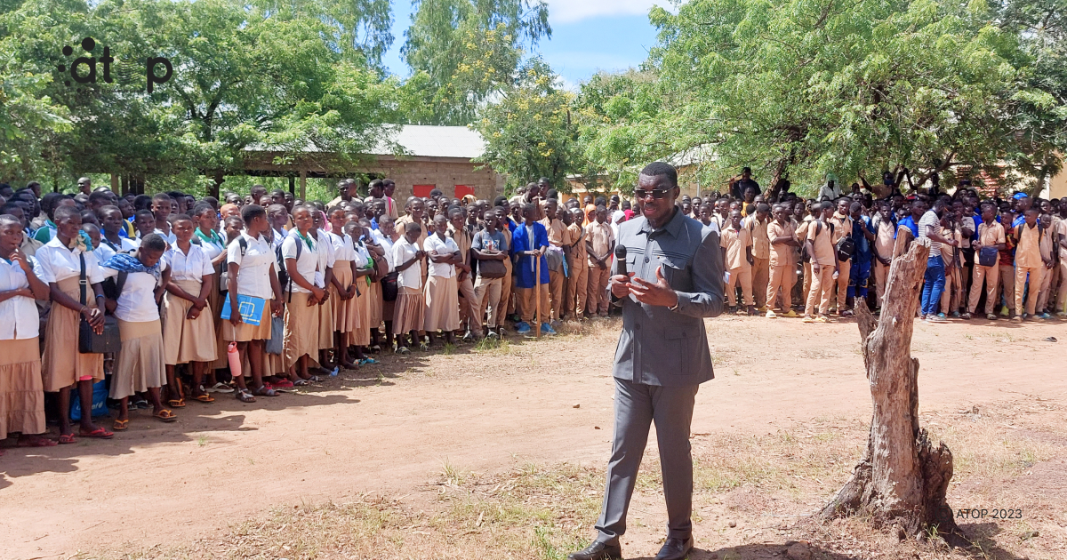 ATop.tg Les ministres Yark et Tchede Issa encouragent les eleves et encadreurs du Grand Oti
