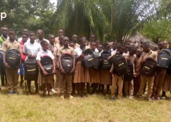 Amou/Education :  2AECAO prime les meilleurs élèves et assiste les enfants nécessiteux du Lycée d’Amou-Oblo