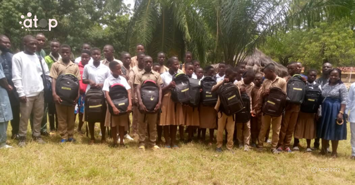 Atop.tg 2AECAO prime les meilleurs eleves et assiste les enfants necessiteux du Lycee dAmou Oblo