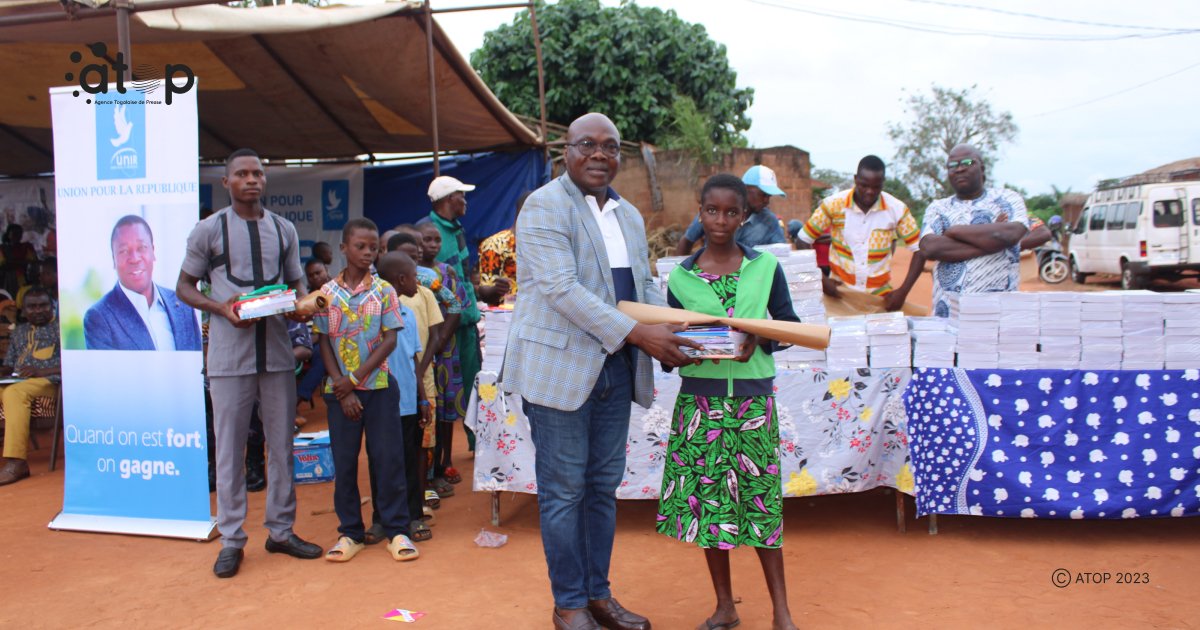 Atop.tg M. Atou vole au secours des eleves demunis a Live