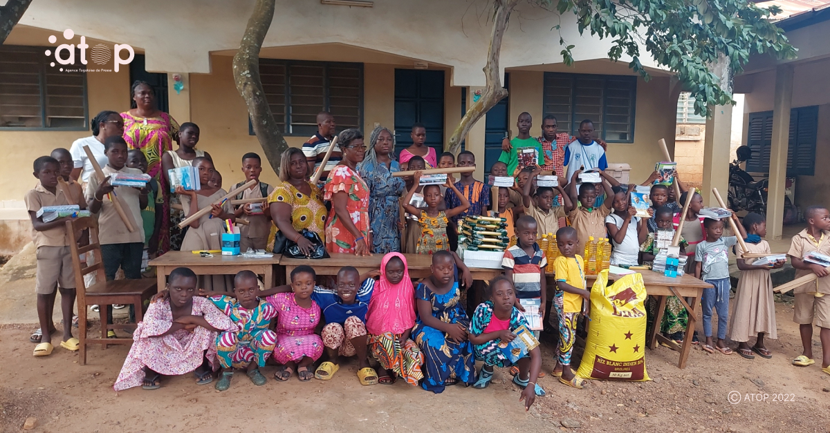 Atop.tg des fournitures scolaires et des vivres aux orphelins et eleves a Kpalime