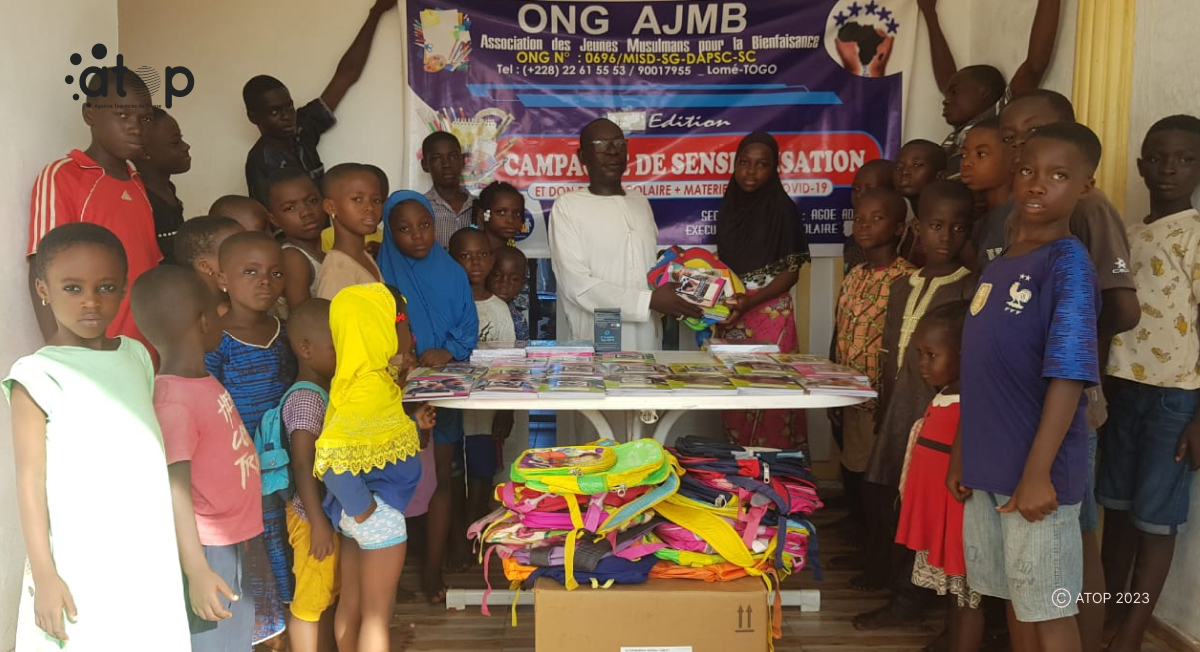 Atop.tg lAJMB assiste des enfants vulnerables en kits scolaires