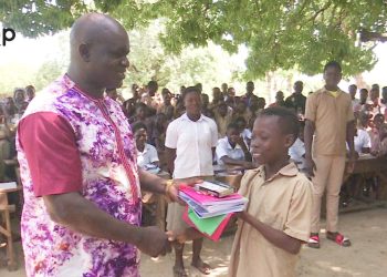 Kozah/rentrée scolaire 2023-2024 :  560 élèves démunis de la kara bénéficient de kits scolaires du gouvernement