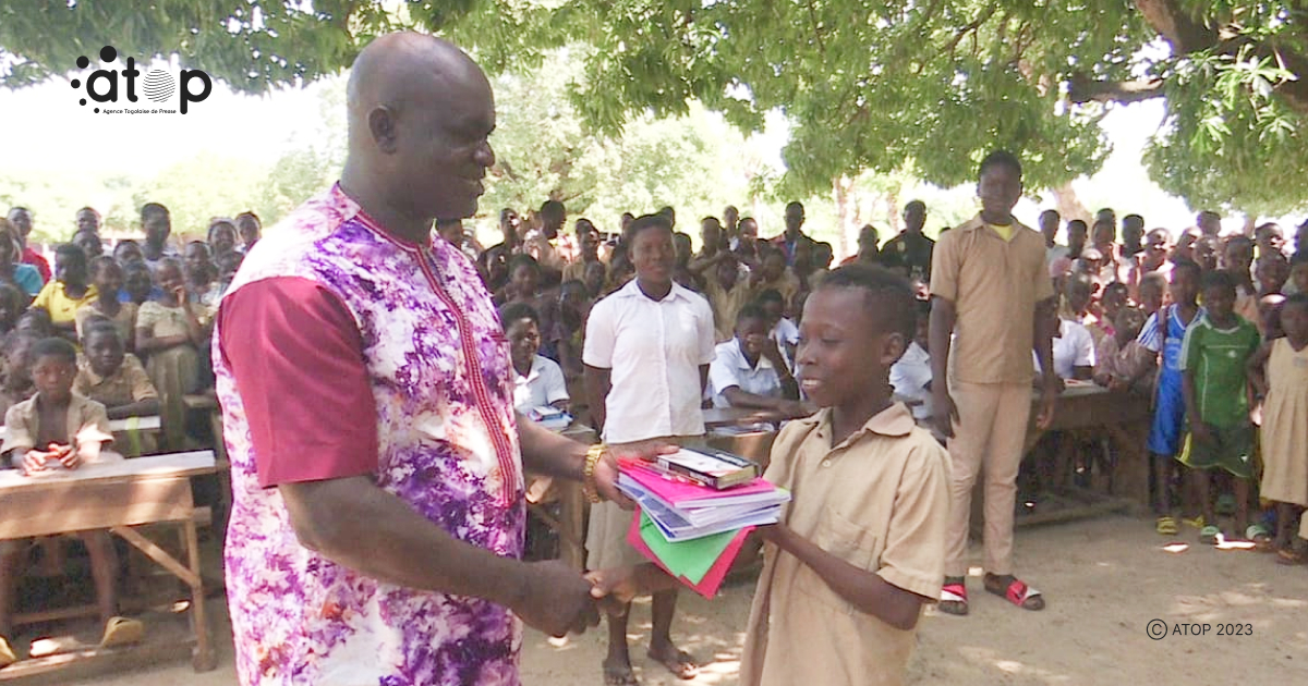 Atop.tg 560 eleves demunis de la kara beneficient de kits scolaires du gouvernement