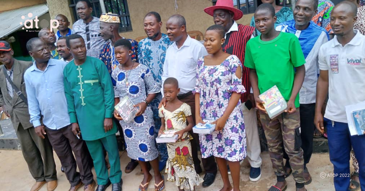 Atop.tg Des kits scolaires remis aux eleves de Tohoun et Tado