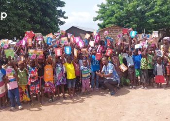 Haho/ éducation : Don de fournitures scolaires aux enfants des producteurs agricoles de Somoné