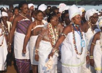 Lacs / célébration de la fête Epé-Ekpé : Les adeptes de la divinité « Togbé Lankpan » en carnaval « Kpantchotcho »