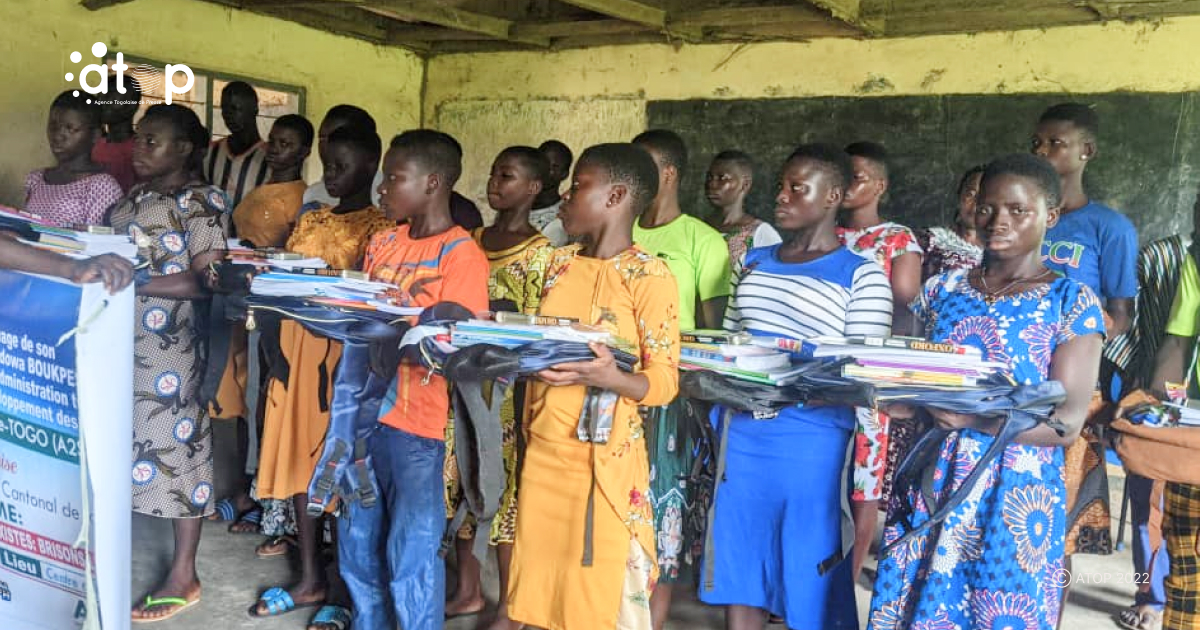 Atop.tg Un forum des filles contre les violences sexistes couple de remise de kits scolaires a Tabinde