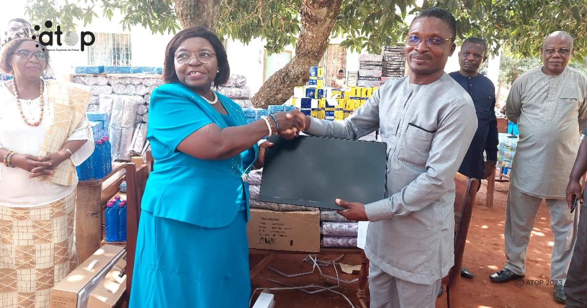 Atop.tg des kits scolaires aux eleves de lEpp Amitie Chine Togo