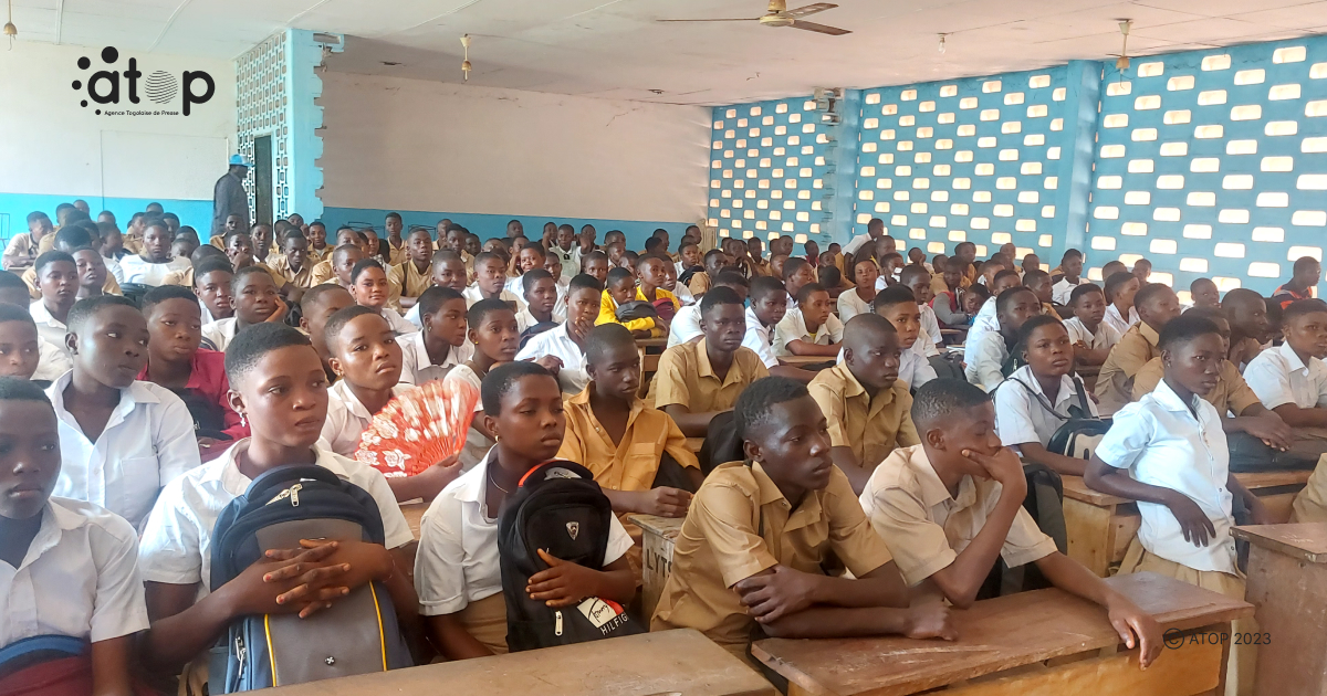 Atop.tg des kits scolaires offerts par le chef de lEtat aux eleves defavorises du Zio