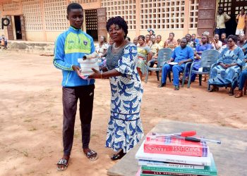 Zio / programme d’excellence :  don de fournitures aux meilleurs élèves du secondaire de Gbatopé