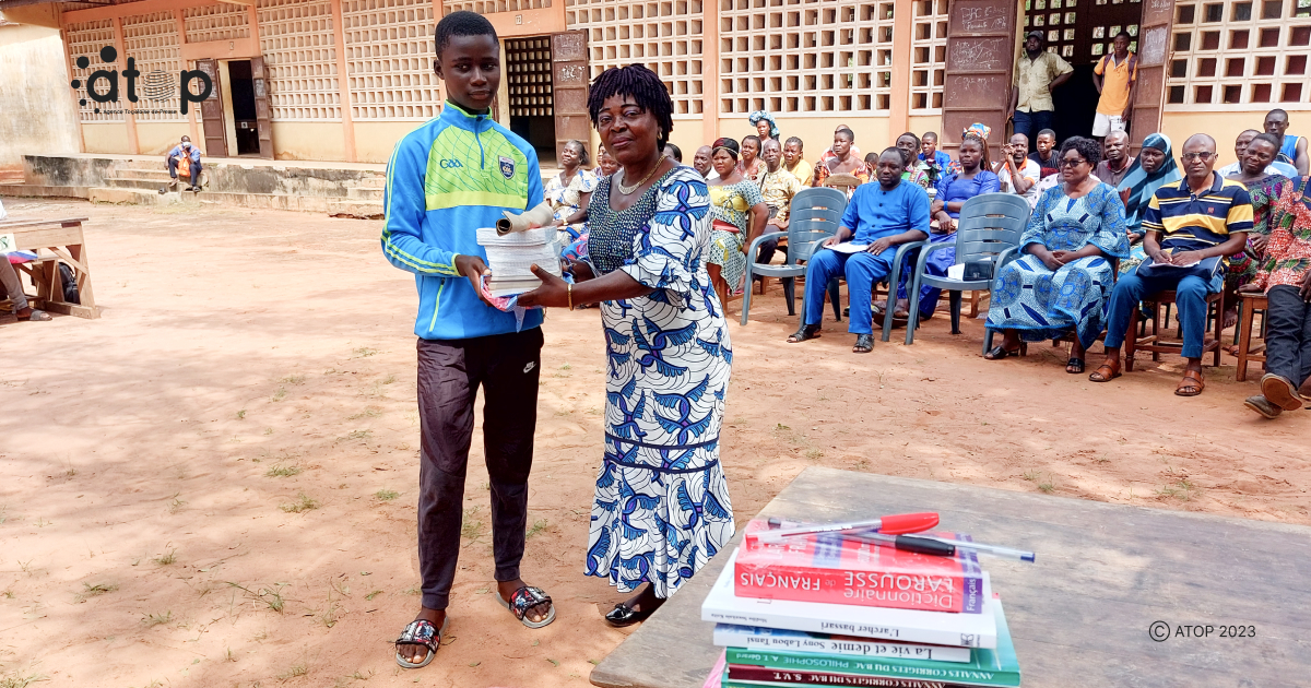 Zio / programme d’excellence : don de fournitures aux meilleurs élèves du secondaire de Gbatopé 1 Atop.tg don de fournitures aux meilleurs eleves du secondaire de Gbatope