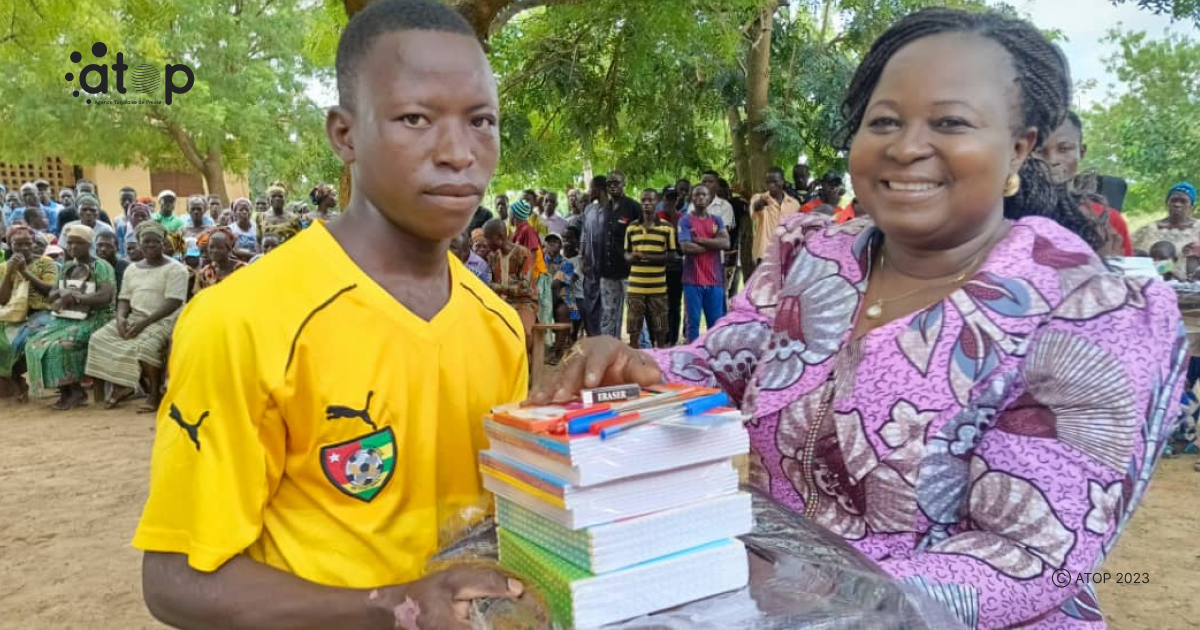 Atop.tg don de kits scolaires aux eleves de Kazaboua