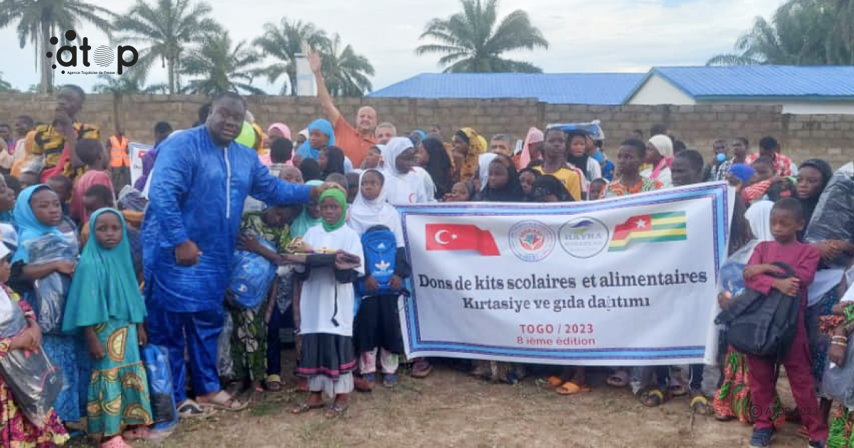 Tchaoudjo/rentrée scolaire : l’AEDT offre des kits scolaires à 400 enfants 1 Atop.tg lAEDT offre des kits scolaires a 400 enfants 2