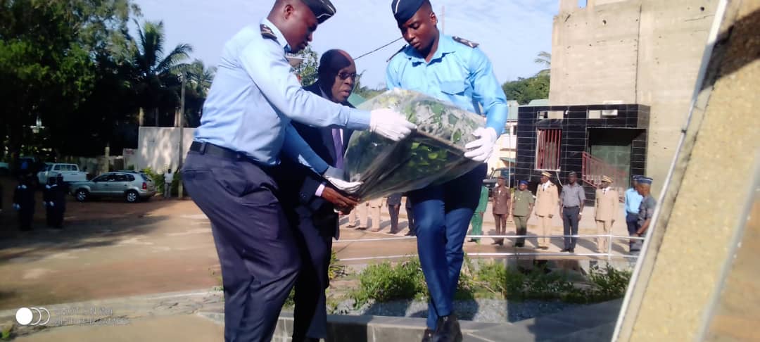 Au milieu le prefet de lOgou Akakpo Edoh Edmond deposant la gerbe de fleurs avec laide de deux policiers