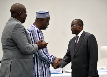 Passation de témoin entre l’ancien et le nouveau président du CCMEFP-UEMOA