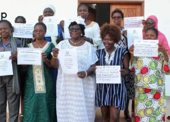 Les membres de WILPF Togo avec en mains les messages et poemes pour la paix 2