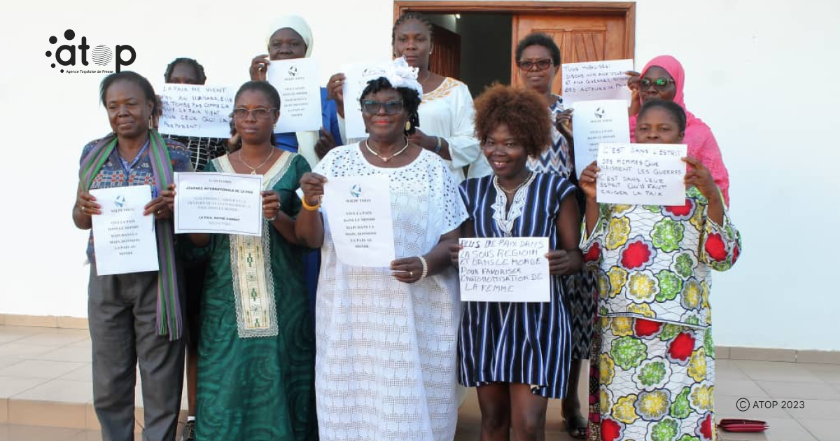 Les membres de WILPF Togo avec en mains les messages et poemes pour la paix 2