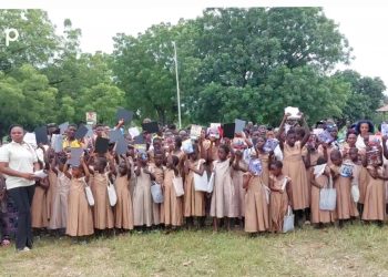 Haho/éducation : L’ONG SHE a offert des kits scolaires aux élèves des primaires et des collèges de Kpélè