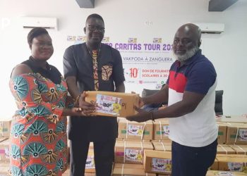 Projet « caritas tours » 2023 : L’international togolais Laba Kodjo met des kits scolaires à disposition des ONG du Togo