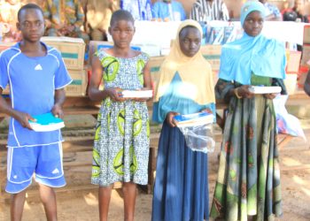 Assoli/rentrée scolaire 2023-2024 :  l’ONG Alafia Dolé offre des kits scolaires aux meilleurs élèves démunis 