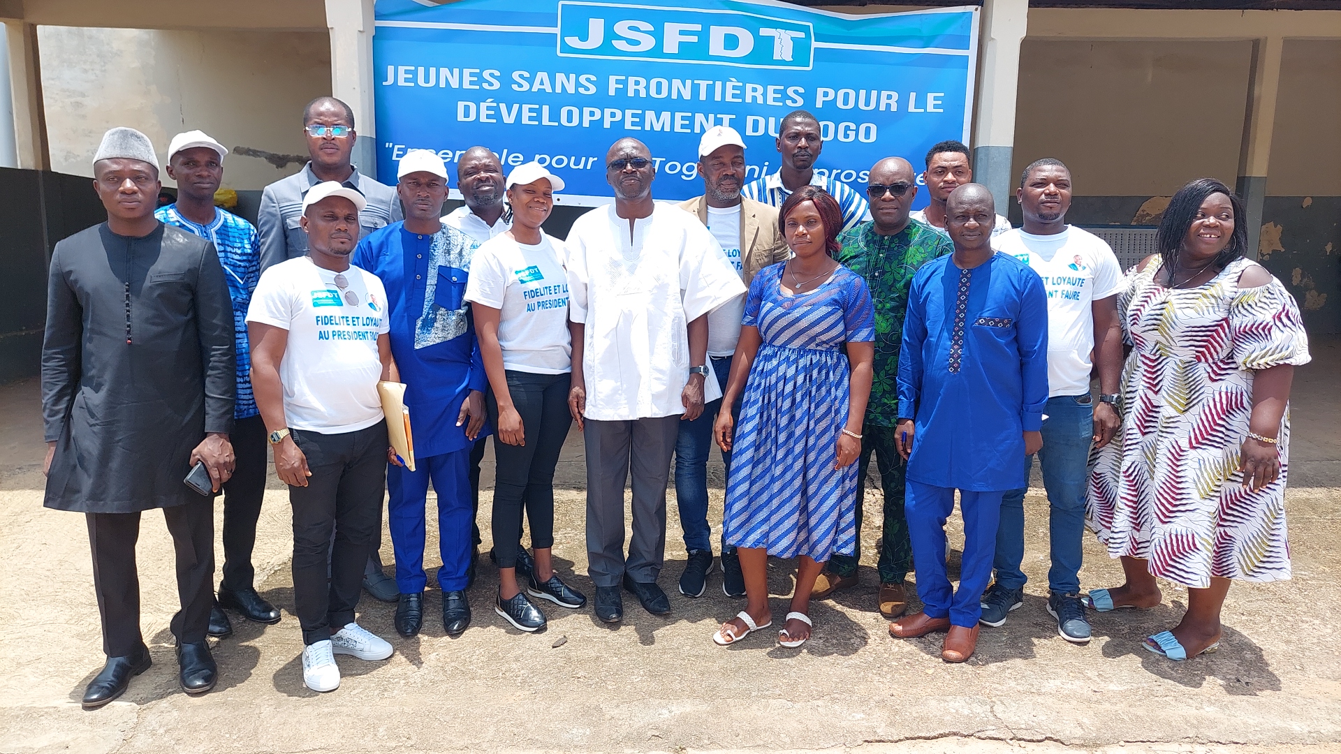 Photo de groupe des membres du bureau de lantenne et certains membres du bureau national on reconnait le president national en batakali blanc et derriere lui en casquette blanche le president de lantenne de Kloto