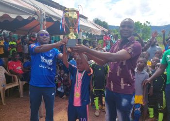 Kloto/Tournoi vacances foot 2023  Le CDEJ avoulela de Kuma-adame remporte le trophée