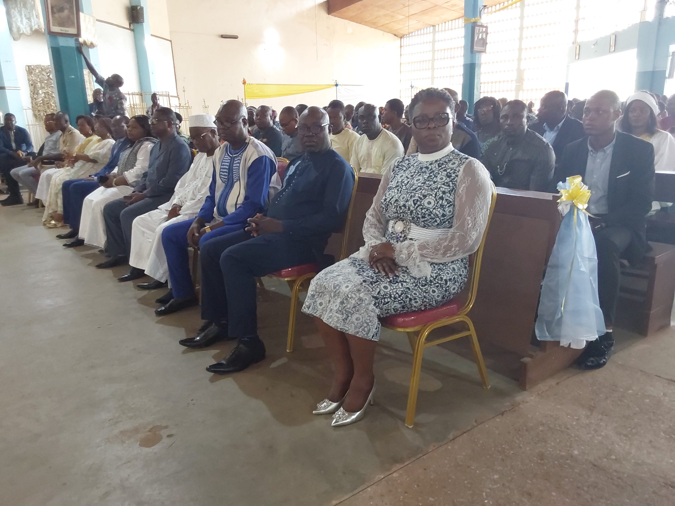 Vue parielle des fideles au devant Mme le ministre Yawa Kouigan scaled