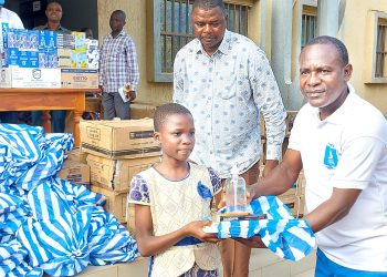 Yoto/  Le chef de l’Etat offre des kits scolaires et de vivres aux personnes vulnérables